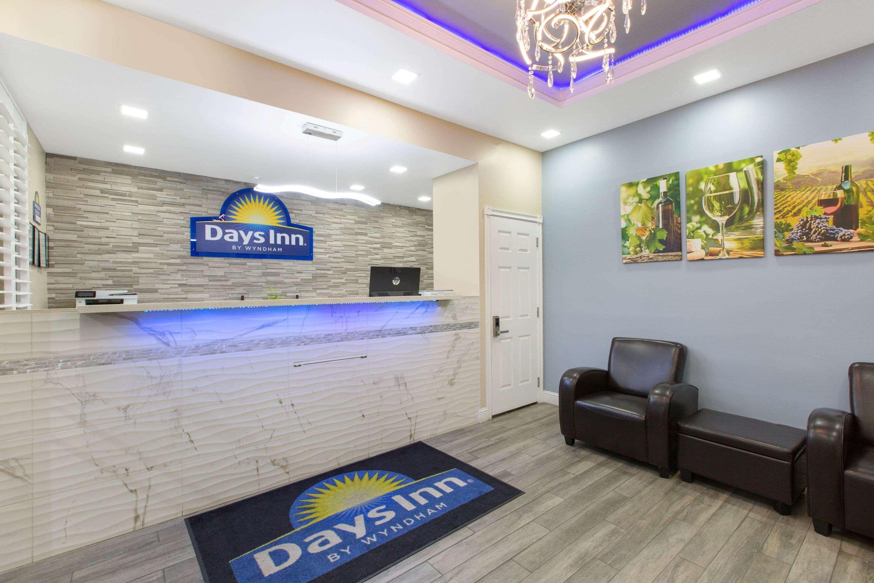 Days Inn By Wyndham Юкая Екстериор снимка
