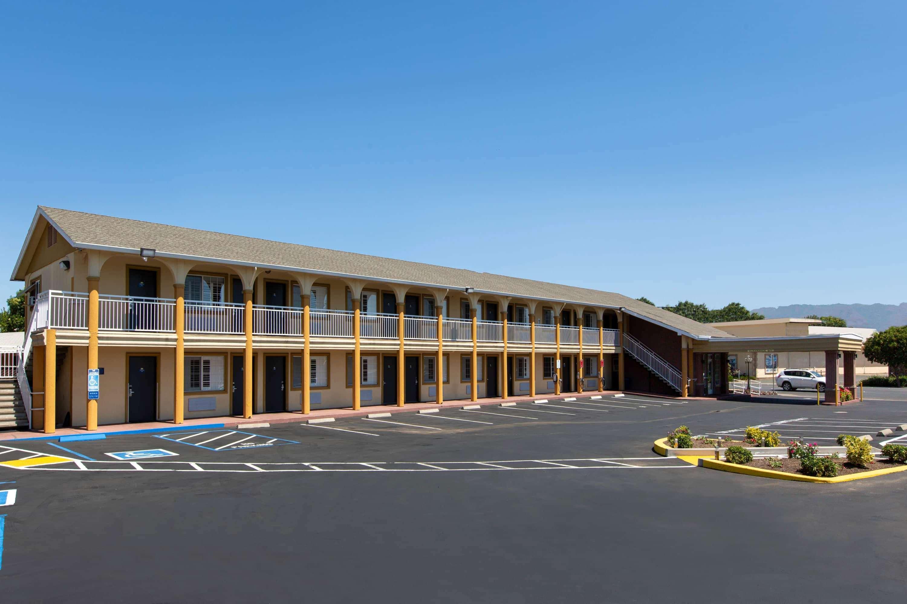 Days Inn By Wyndham Юкая Екстериор снимка